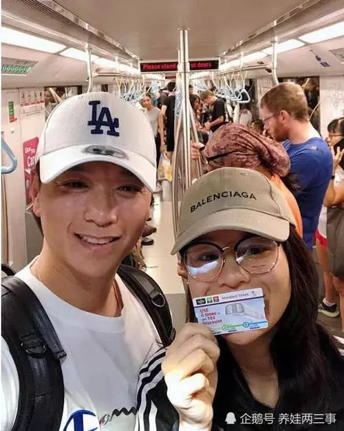 39歲胡杏兒挺孕肚國外地鐵被偶遇,兒子李奕霆吐舌頭賣萌,簡直萌爆了,網友:期待二胎~