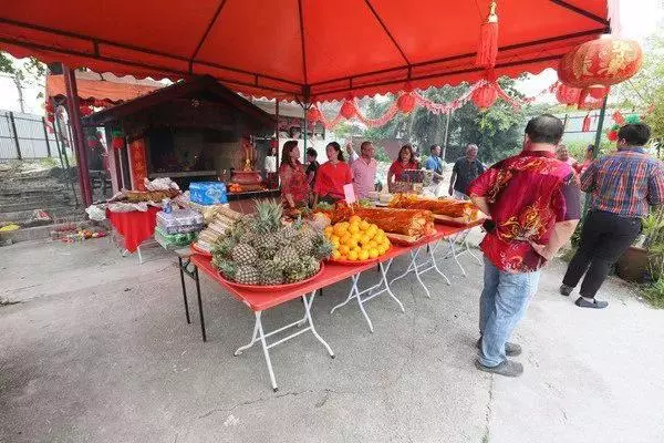 官員並沒有換!外勞搶灘受勢力保護,本地小販唯有另謀出路