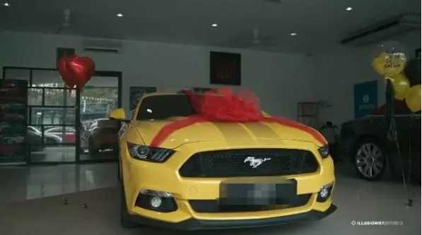 馬來網紅現金購買跑車,只為了給丈夫一個驚喜!