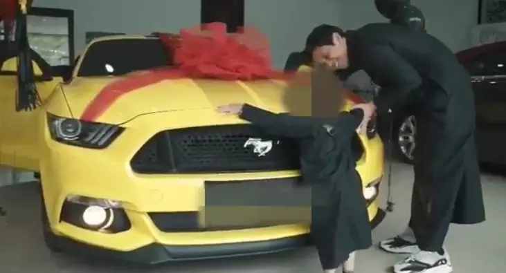 馬來網紅現金購買跑車,只為了給丈夫一個驚喜!