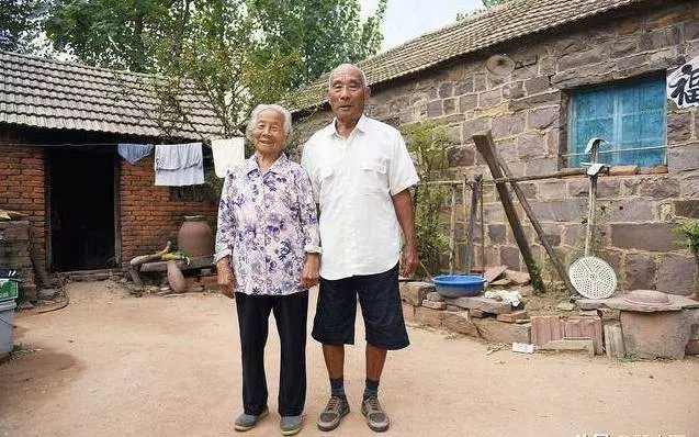 三兒子:大哥和二哥都不給爸媽養老,憑什麼我要養?三兒媳:我養!