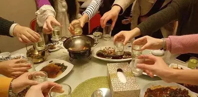母親老了被3兒子丟養老院,大侄子接回家後,發財了,3兒子蒙了
