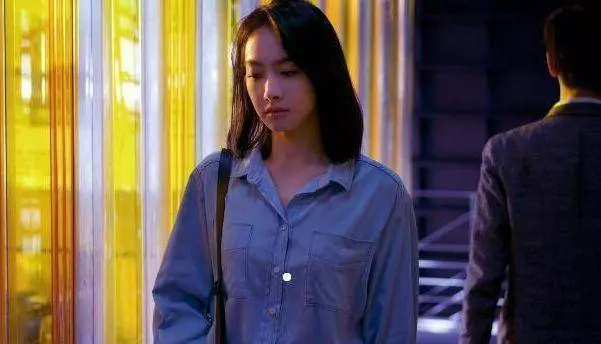 下班回來,卻看到母親睡在大門口,進門看到老婆,我把母親關門外