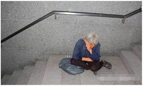 下班回來,卻看到母親睡在大門口,進門看到老婆,我把母親關門外