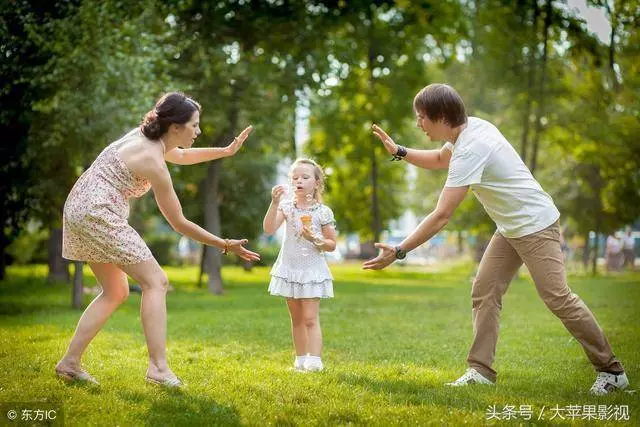 結婚前一天,父親的公司宣布破產,看到未婚妻的做法,我紅了雙眼