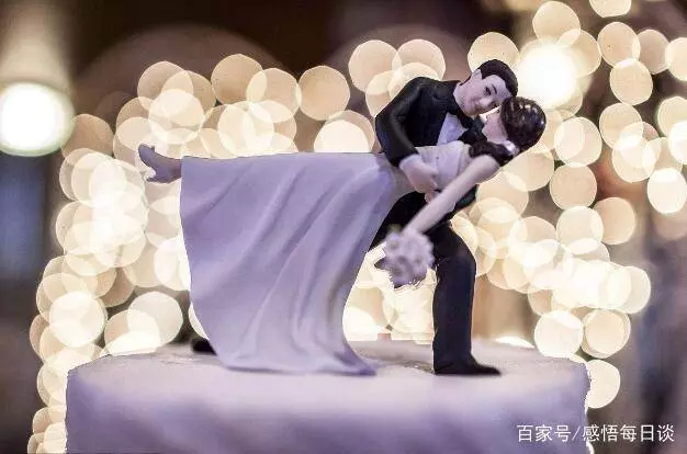 結婚前一天,父親的公司宣布破產,看到未婚妻的做法,我紅了雙眼