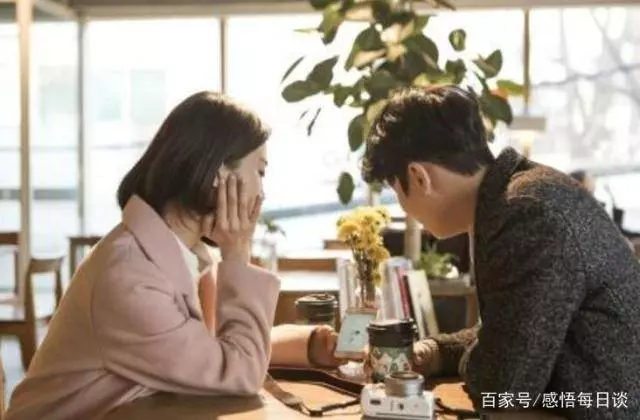 結婚前一天,父親的公司宣布破產,看到未婚妻的做法,我紅了雙眼
