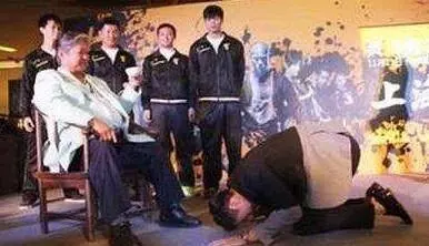 洪金寶唯一徒弟,武功好演技好卻一直不紅,娶了10大名模為妻!想不到他的老婆竟是「她」!
