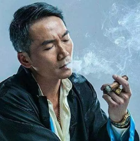 洪金寶唯一徒弟,武功好演技好卻一直不紅,娶了10大名模為妻!想不到他的老婆竟是「她」!
