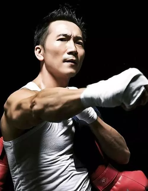 洪金寶唯一徒弟,武功好演技好卻一直不紅,娶了10大名模為妻!想不到他的老婆竟是「她」!