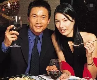 洪金寶唯一徒弟,武功好演技好卻一直不紅,娶了10大名模為妻!想不到他的老婆竟是「她」!