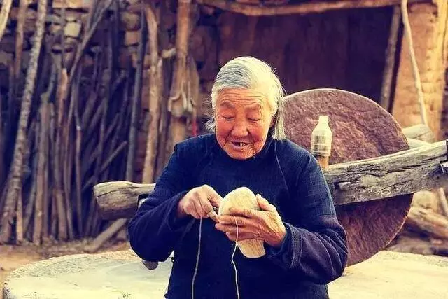 公婆偏心、新房給弟弟,舊房分給哥哥,不久公婆和弟弟就後悔死了