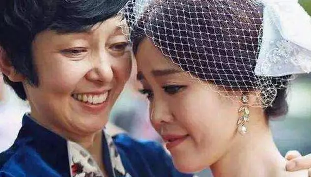 結婚當晚婆婆讓我拿出陪嫁,我不同意就打我,隔天我笑著走進醫院