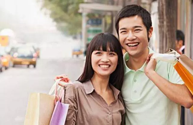 結婚當晚婆婆讓我拿出陪嫁,我不同意就打我,隔天我笑著走進醫院