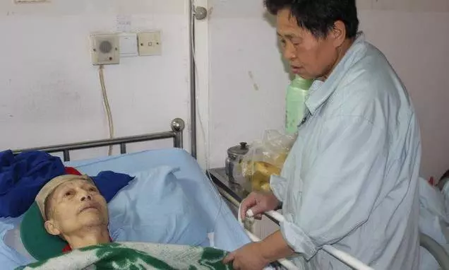 富豪臨死前偷偷給兒子女兒各100萬，沒想到等他百年後.....兄妹看到遺書喜極而泣！