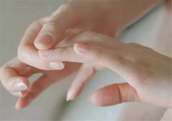 指甲出現這「5種狀況」千萬不要忽視,很可能是身體大病的前兆