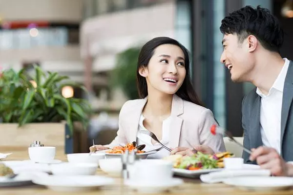 老婆天天加班,每周回一次家,無意看了她手機信息,我如墜冰窖