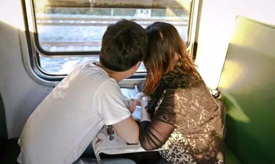 參加妹妹的婚禮,妻子看見新郎大叫一聲狂奔而去,後來她就要報警