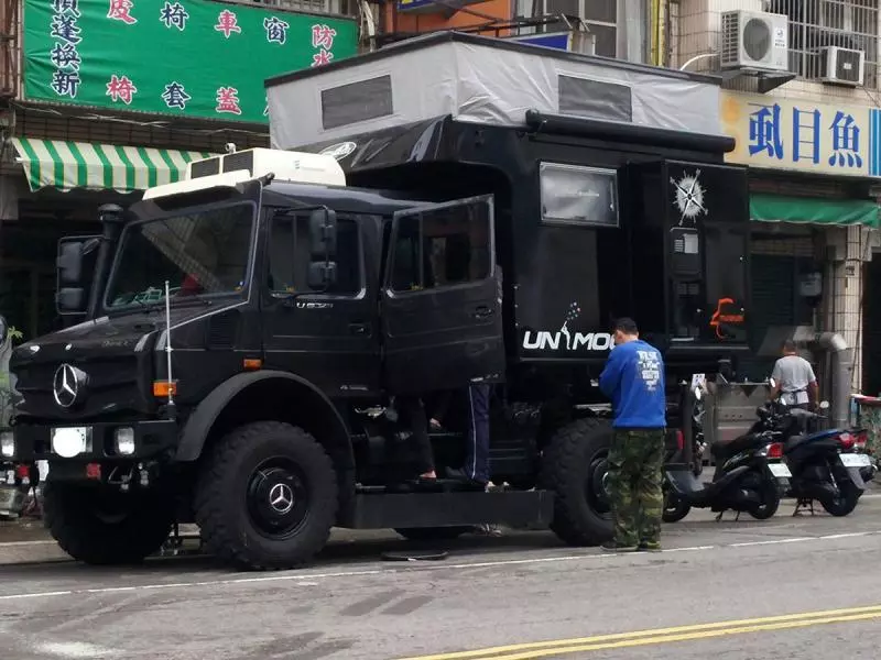 賓士千萬露營車溢出停車格! 網瞄到「赤腳車主」驚:是幹大事的人