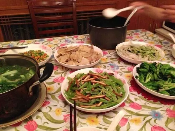 老公掀翻嫂子的飯桌,背走父親,哥哥哭著求父親回家