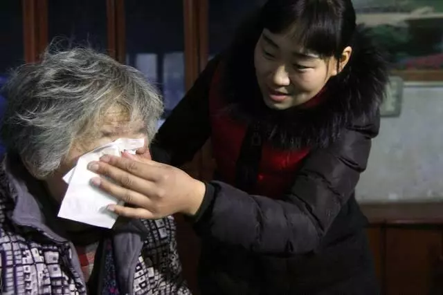 我在醫院伺候婆婆,回家發現老公和前妻在一起,我給前妻送2萬元