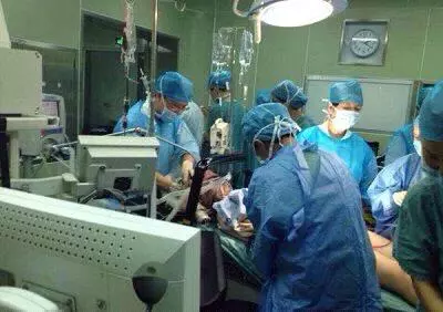 我在醫院伺候婆婆,回家發現老公和前妻在一起,我給前妻送2萬元
