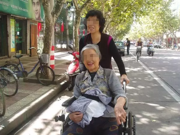 父親為救我斷了一條腿,遭弟媳嫌棄,我做一件事讓她很後悔