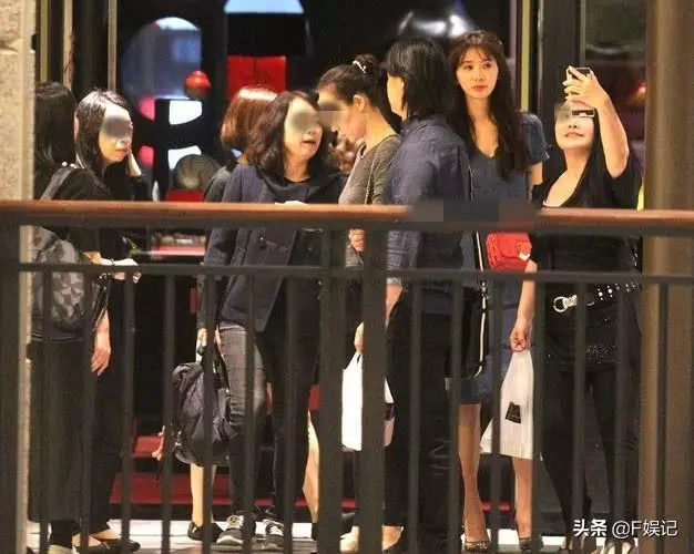 7分鐘變裝!44歲林志玲參加聚會少女感爆棚,與閨蜜們合影好似兩代人!