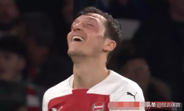 有球踢的厄齊爾很開心 阿森納主場爆發大勝 英超豪門逆轉進16強