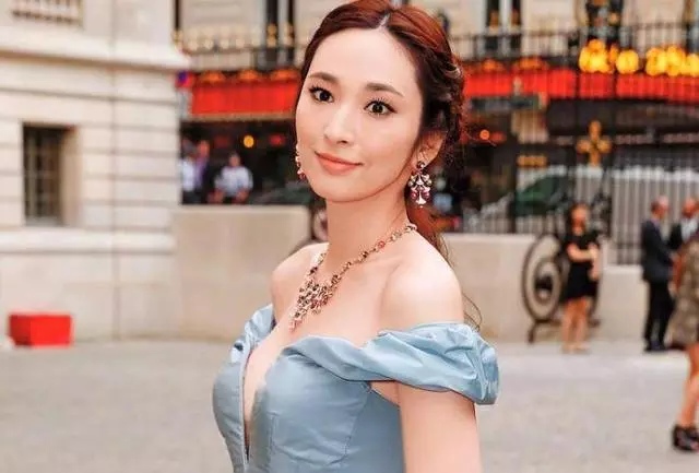吳佩慈女兒「不到1歲就背12萬愛馬仕」,住價值203億的城堡!