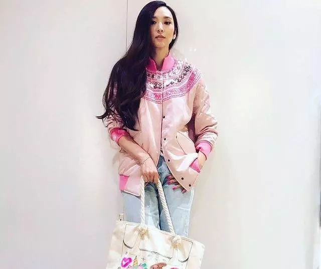 吳佩慈女兒「不到1歲就背12萬愛馬仕」,住價值203億的城堡!