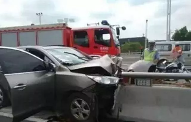 美國兒童科學會：乘車時千萬別把孩子抱在懷裡