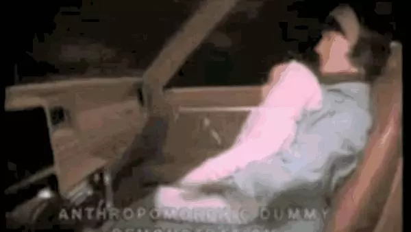美國兒童科學會：乘車時千萬別把孩子抱在懷裡
