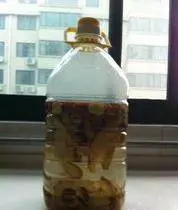 這種飲料叫【紅棗酵素】,在家自己做,簡單自製,經常喝治腰痛,喝出好氣色