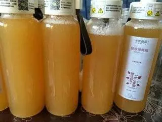 這種飲料叫【紅棗酵素】,在家自己做,簡單自製,經常喝治腰痛,喝出好氣色