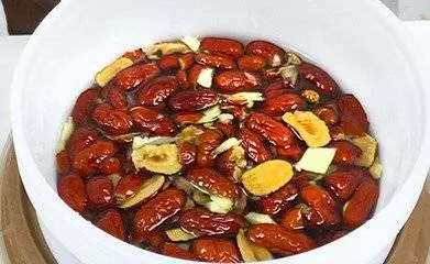 這種飲料叫【紅棗酵素】,在家自己做,簡單自製,經常喝治腰痛,喝出好氣色