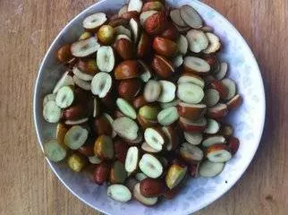 這種飲料叫【紅棗酵素】,在家自己做,簡單自製,經常喝治腰痛,喝出好氣色