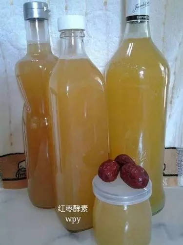 這種飲料叫【紅棗酵素】,在家自己做,簡單自製,經常喝治腰痛,喝出好氣色