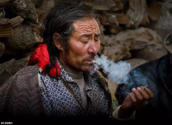 在西藏,點菸是個技術活,不知道的人可能點不上