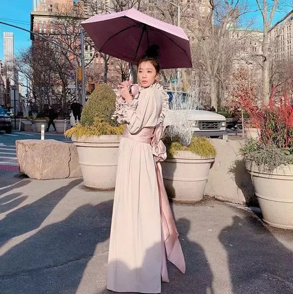賈靜雯曬兩個女兒打架視頻,波妞表情「咬牙切齒」戰鬥力爆棚!