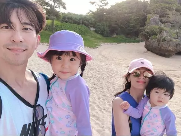 賈靜雯曬兩個女兒打架視頻,波妞表情「咬牙切齒」戰鬥力爆棚!