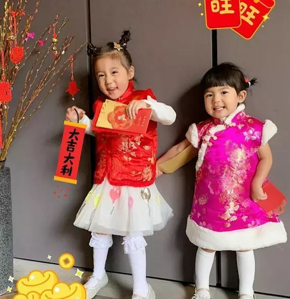 賈靜雯曬兩個女兒打架視頻,波妞表情「咬牙切齒」戰鬥力爆棚!