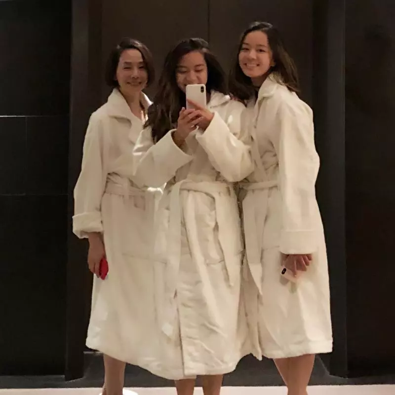 真系好靚女啊!毛舜筠大女兒罕見出鏡❤標緻五官,甜美笑容超吸精!網民大讚最自帶仙氣星二代!