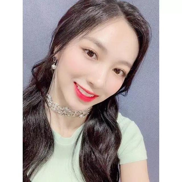 ITZY Yuna和宇宙少女苞娜顏值出眾,網友認為兩人長相神似!