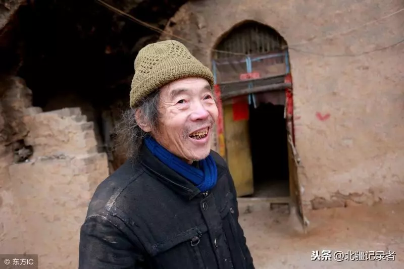 為了一家老小,農村老漢不惜「挖地千尺」,7年後全村人都對他刮目相看!