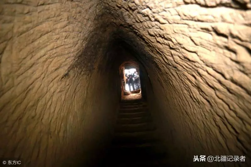 為了一家老小,農村老漢不惜「挖地千尺」,7年後全村人都對他刮目相看!