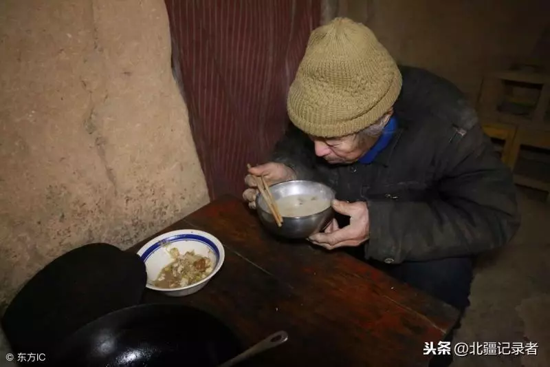 為了一家老小,農村老漢不惜「挖地千尺」,7年後全村人都對他刮目相看!