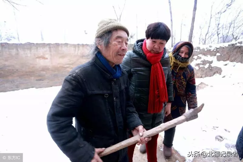 為了一家老小,農村老漢不惜「挖地千尺」,7年後全村人都對他刮目相看!