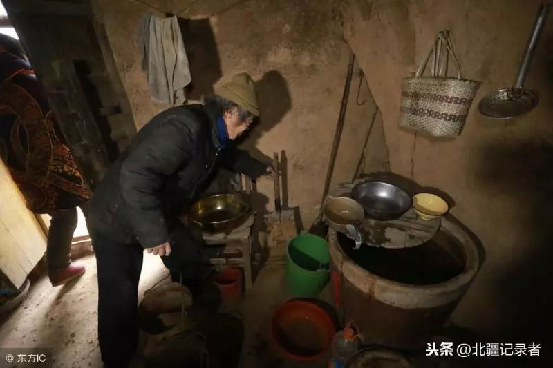 為了一家老小,農村老漢不惜「挖地千尺」,7年後全村人都對他刮目相看!