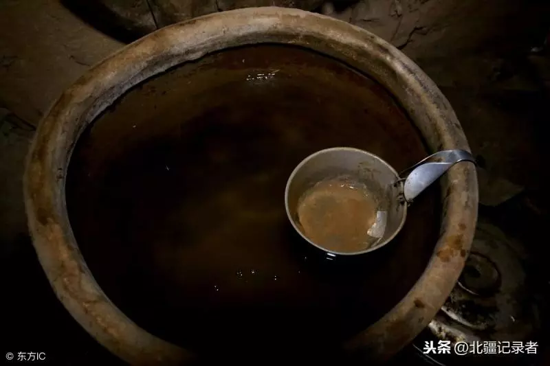為了一家老小,農村老漢不惜「挖地千尺」,7年後全村人都對他刮目相看!
